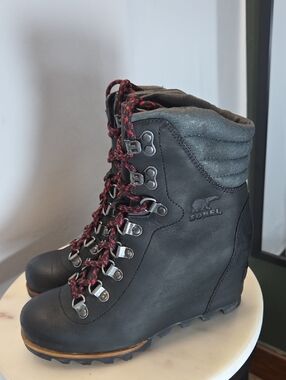 Sorel Black Leather Lace-Up Wedge Boot with Red-Patterned Laces Size 6.5